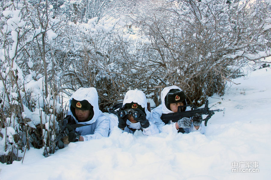 边疆战士雪天图片