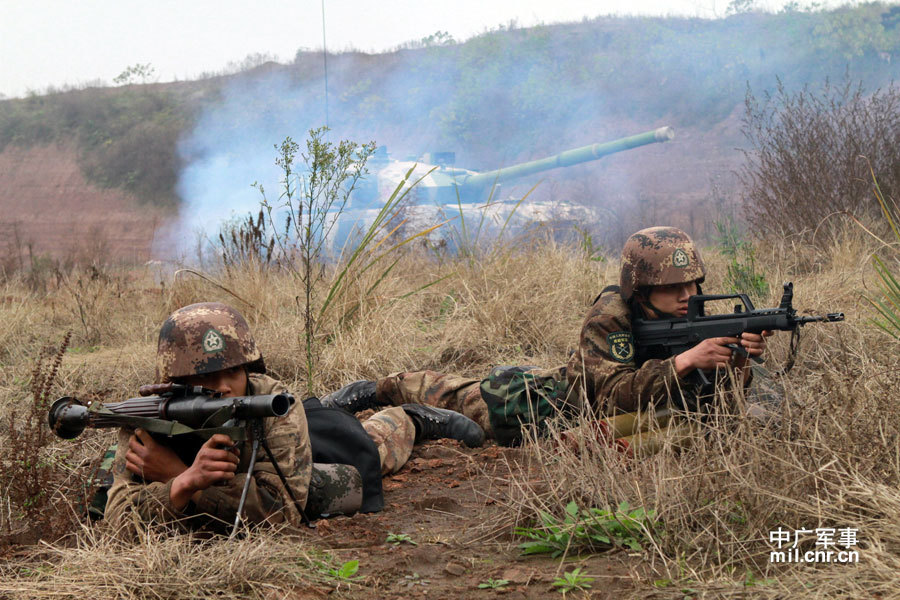 解放军西南重装甲战群进攻场面