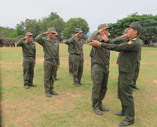 老挝特种兵也喜欢浑身涂泥巴