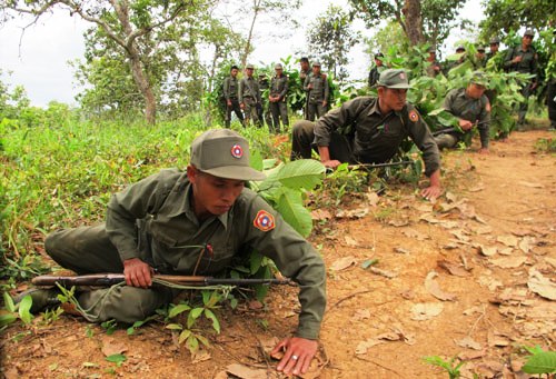 14 老挝特种兵也喜欢浑身涂泥巴