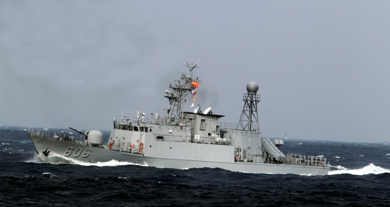 锦江级导弹艇模拟投放水炸弹