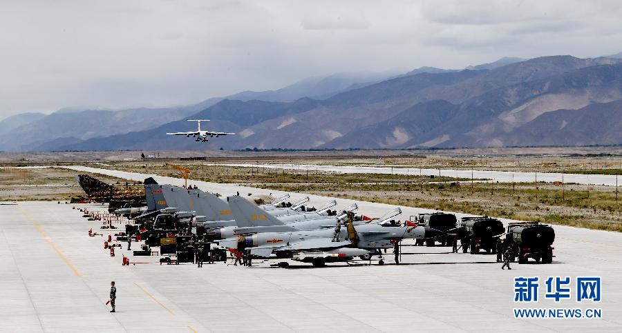 解放军高原机场多种战机成群
