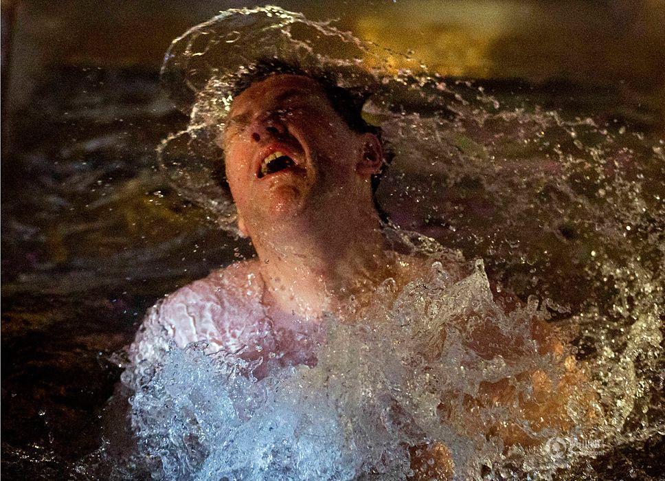 俄罗斯民众不惧严寒 冬泳庆祝主显节