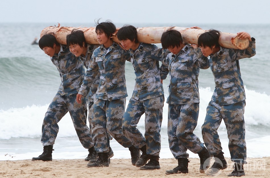 34 90后特战女兵残酷训练震人心魄