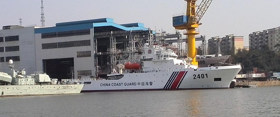 中国海警2401船测试投放快艇(飞扬军事 刚被t了 供图)