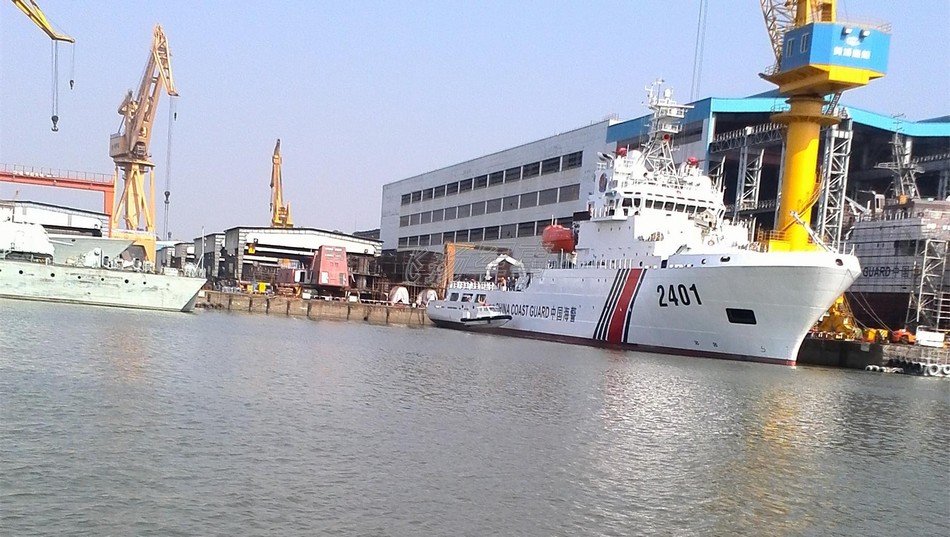 中国海警2401船测试投放快艇(飞扬军事 刚被t了 供图)