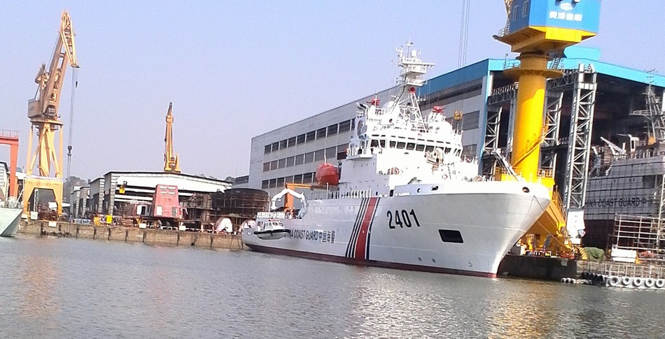 中国海警2401船测试投放快艇(飞扬军事 刚被t了 供图)