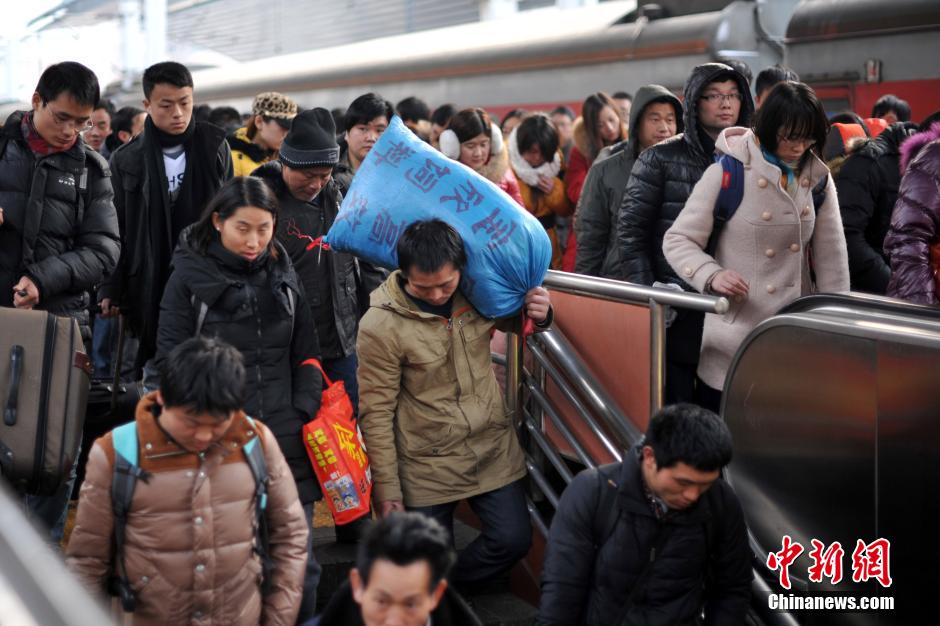 长假最后一天 春运迎返程客流高峰