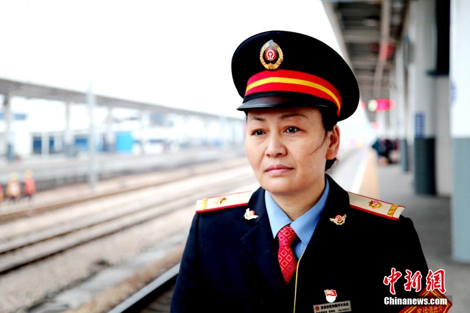 黄继红是南昌铁路局赣州火车站的客运值班员,她今
