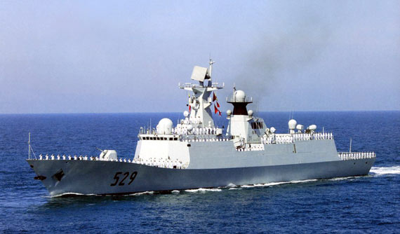 中国东海舰队舟山舰昨日成功救援中国失火渔船