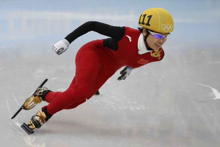 短道速滑女子500米李坚柔戏剧夺冠 三对手全摔倒