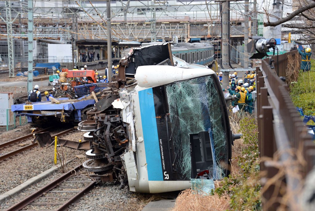 日一无载客列车与工程车相撞侧翻影响近23万人出行