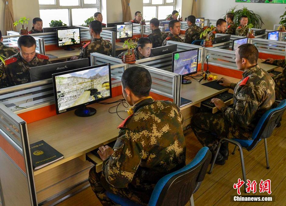 新疆边防执勤官兵在网吧打cs