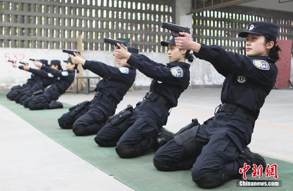 重庆彪悍女特警展示跪姿出枪
