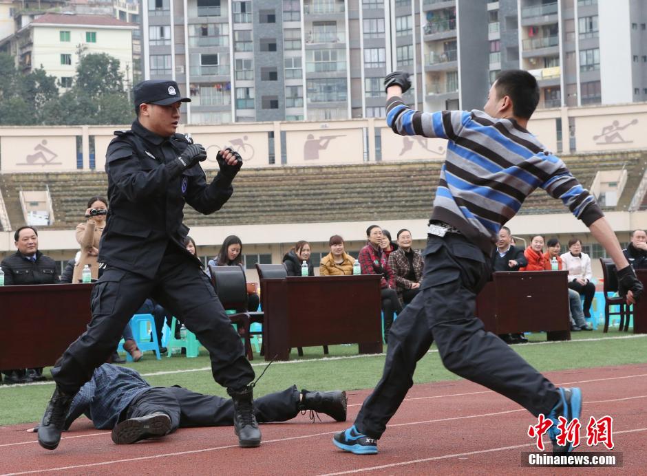 特警精英苦练近身擒拿格斗