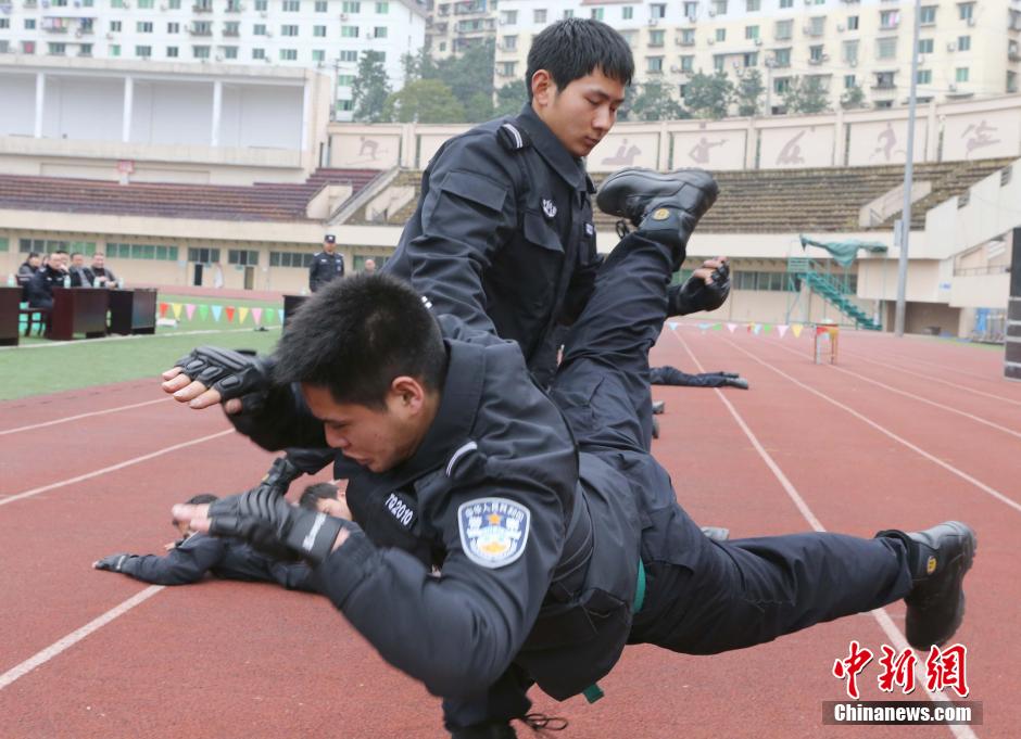 特警精英苦练近身擒拿格斗