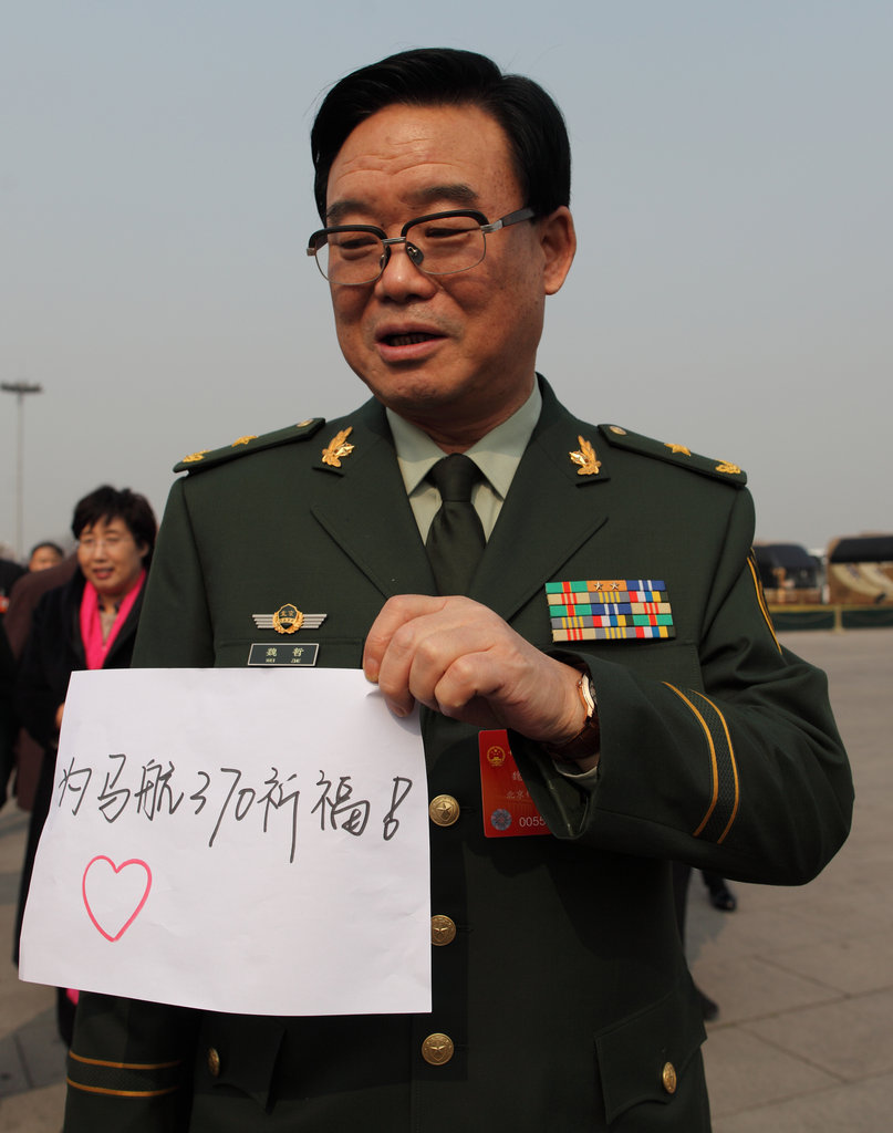 两会画刊no15代表为失联马航乘客祈福