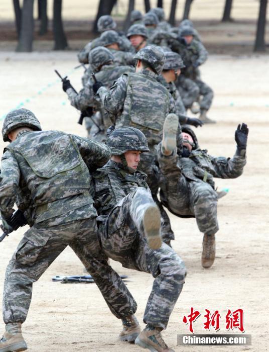 韩军士兵把裤子吹胀当游泳圈