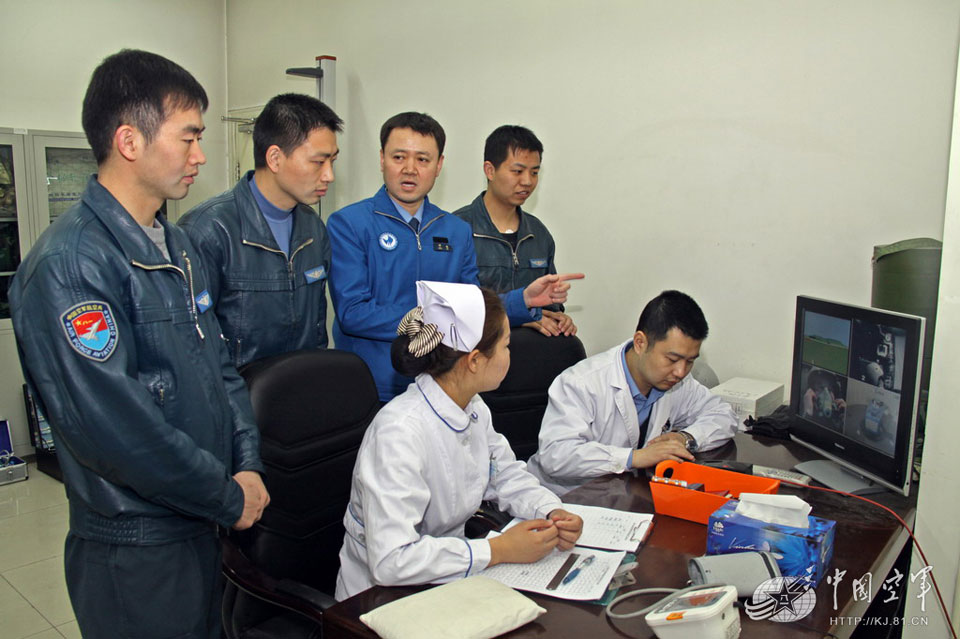 我飞行员上离心机检测抗荷能力