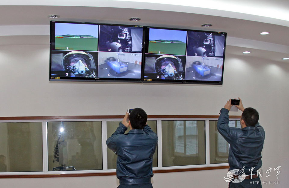 我飞行员上离心机检测抗荷能力