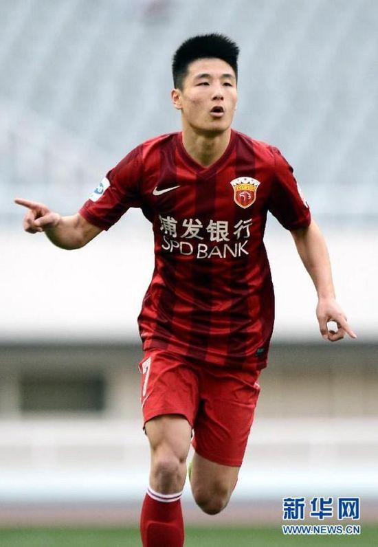 中超:上海德比上港5-1胜申鑫 吕文君脱衣庆祝