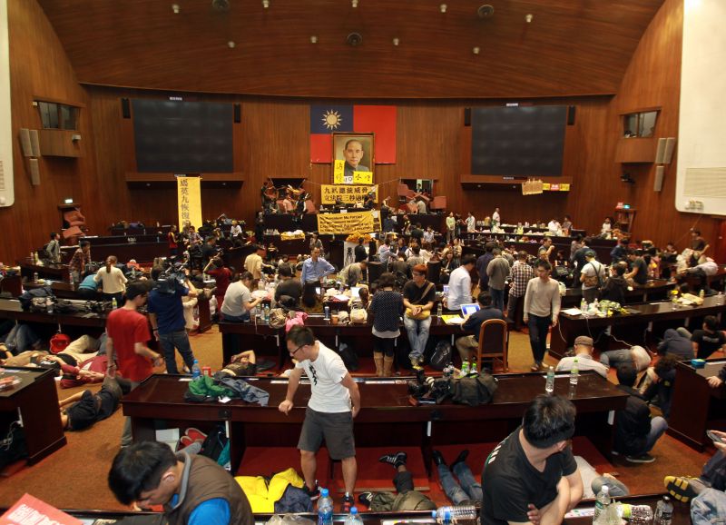 上千台湾学生霸占台"立法院"议场静坐抗议