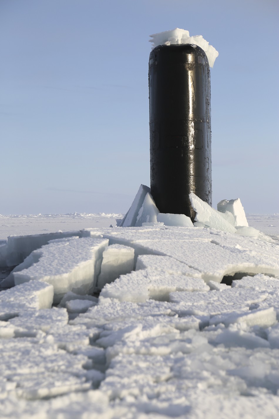 冰面一下钻出两艘美军核潜艇
