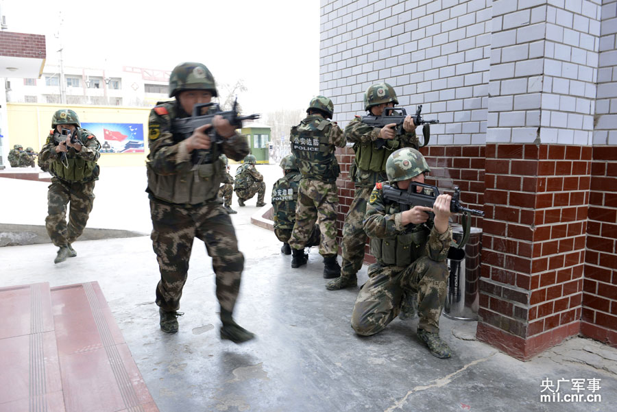 新疆武警围绕刀斧袭击展开演练