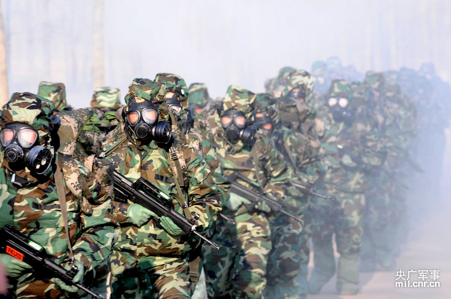 我军士兵全副武装前往烈士陵园
