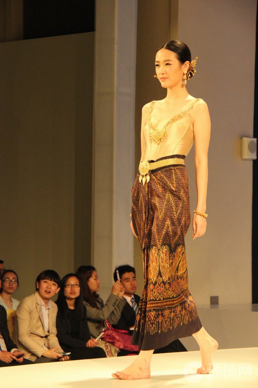 中国东盟服饰文化展用华美服饰架起友谊桥梁