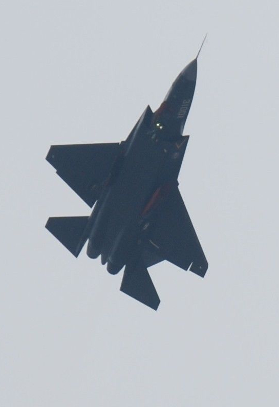 歼31试飞猛照疑换不同发动机