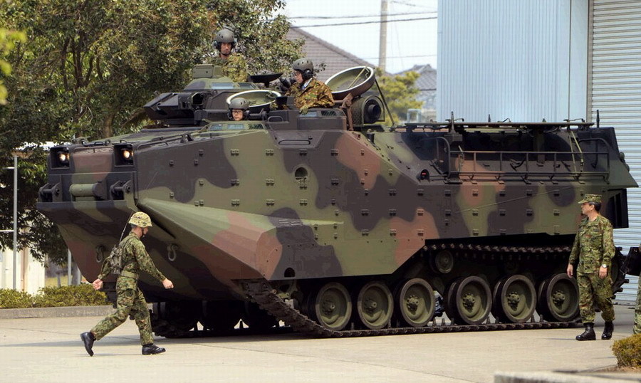 日防相试乘自卫队最新两栖战车