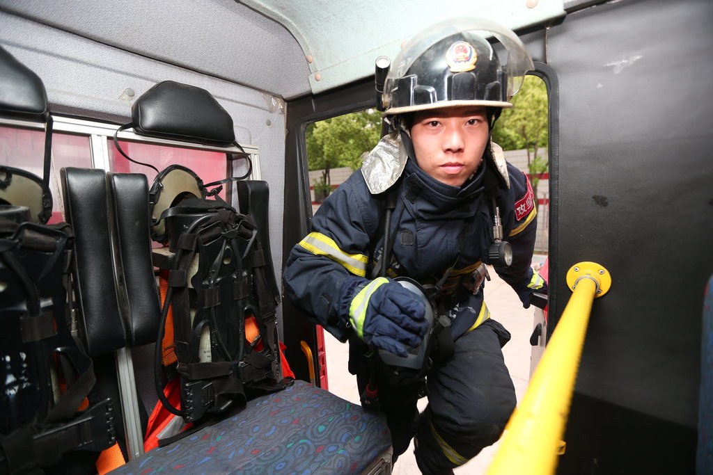 武汉消防员为救火抱蹿火煤气罐狂奔震撼网友