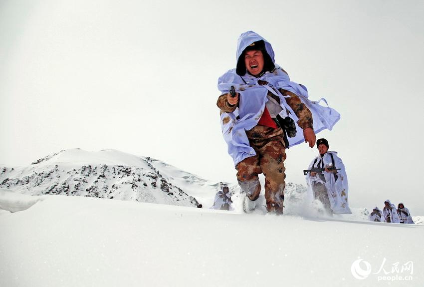 雪海"苦中作乐" 中国军魂冲锋不止