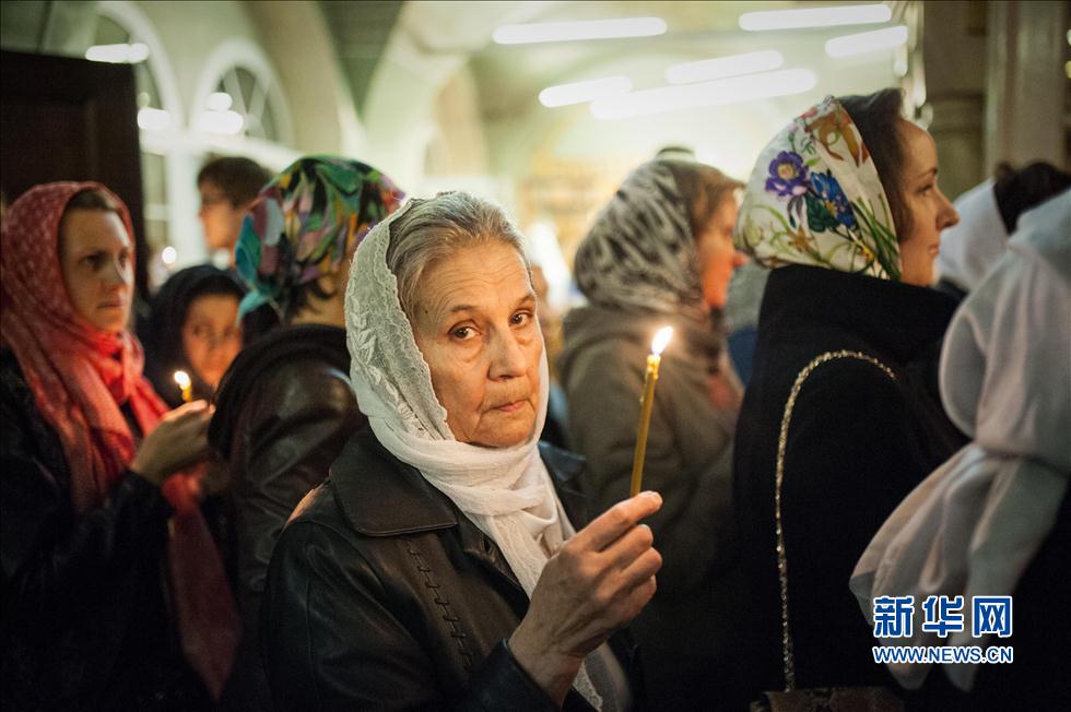 4月19日晚,在俄罗斯首都莫斯科顿斯科伊修道院,东正教信徒参加午夜
