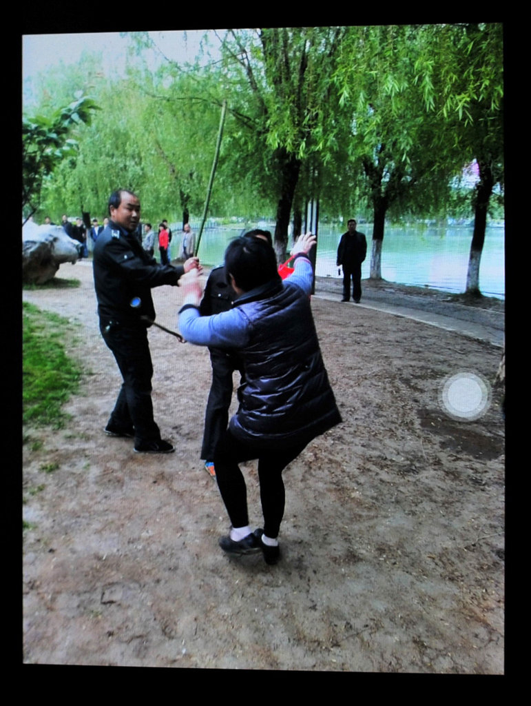 城管打人画面.(翻拍)