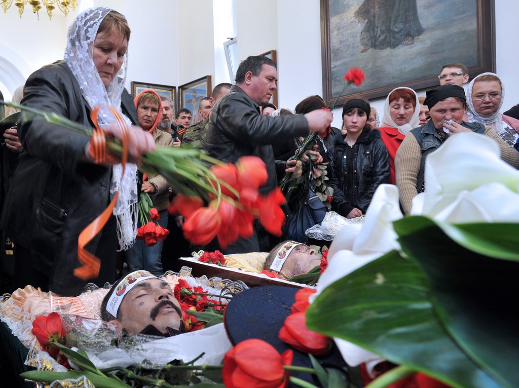 乌克兰民众为枪战遇难者举办葬礼