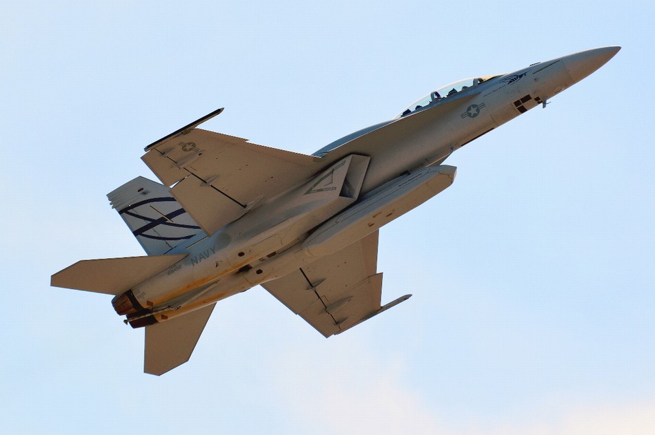 f-18加保形油箱变成"驼背"