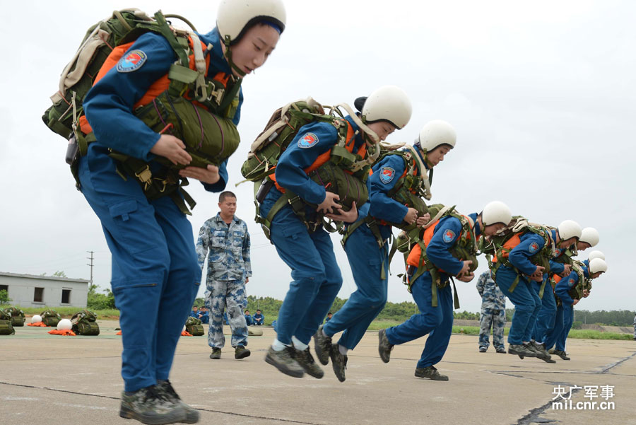 空軍女飛行員跳傘落水後被撈出