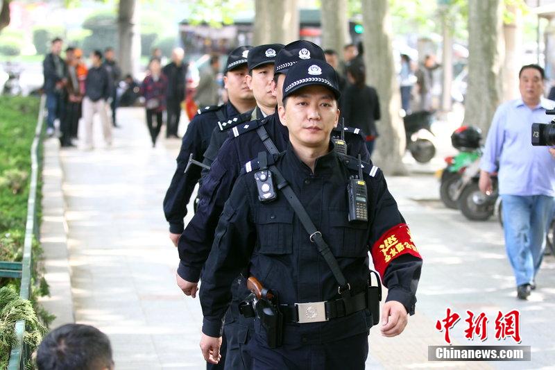 郑州警察给左轮上弹配枪巡逻