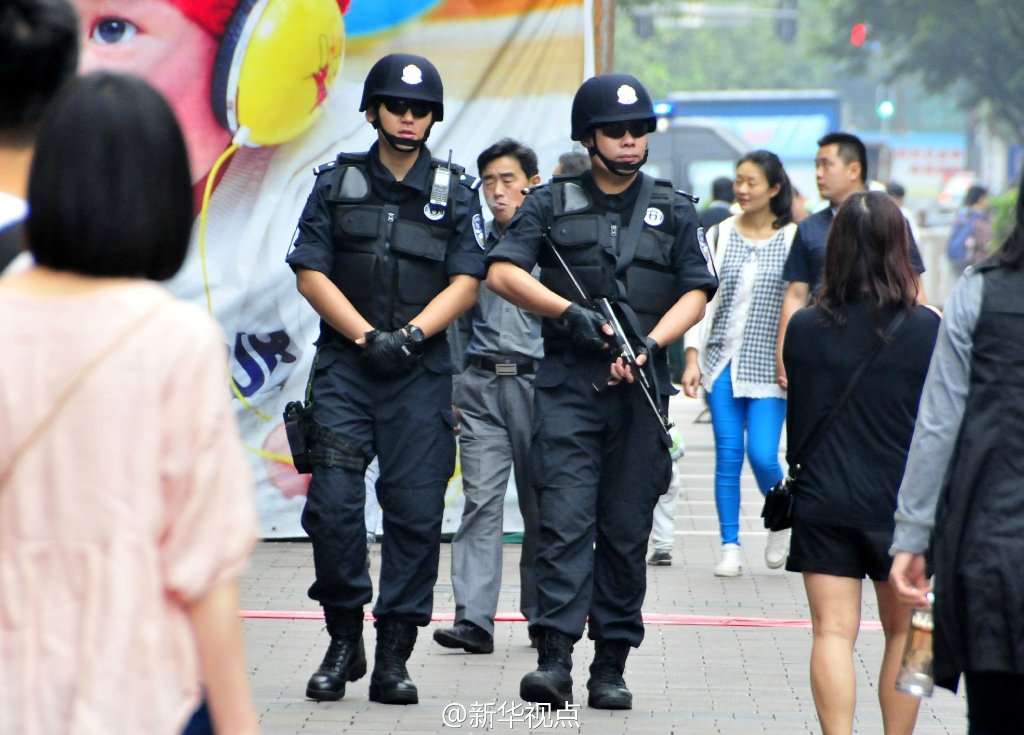 广州三千多名持枪警察巡街
