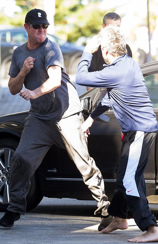 澳亿万富豪与好友街头互殴