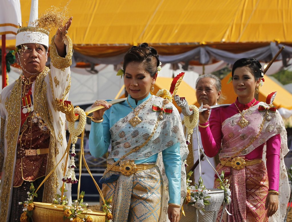 泰国举行皇家耕种大典 民众冲破栏杆哄抢稻种