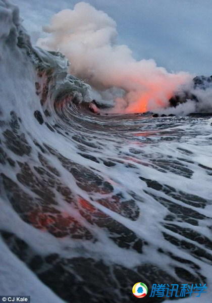 摄影师冒死拍摄岩浆入海的地狱般景象