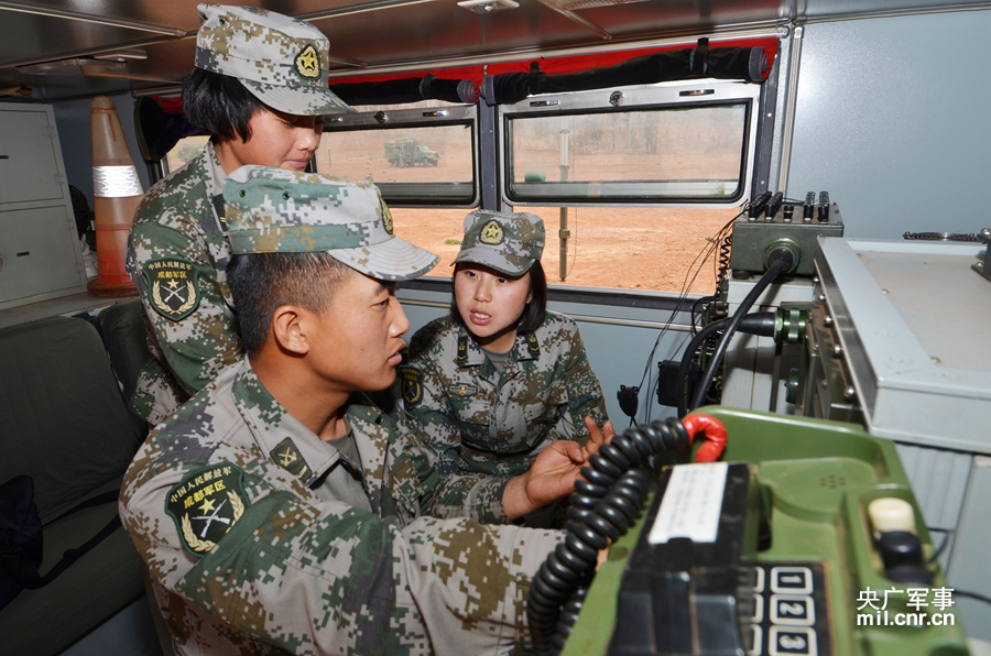 我女通信兵成全能战士开装甲车