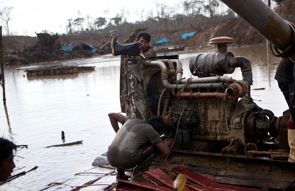 摄影师揭秘南美淘金工生活:疟疾肆虐需嚼草药提神