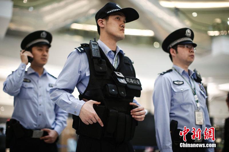 上海火车站成群特警持枪巡逻