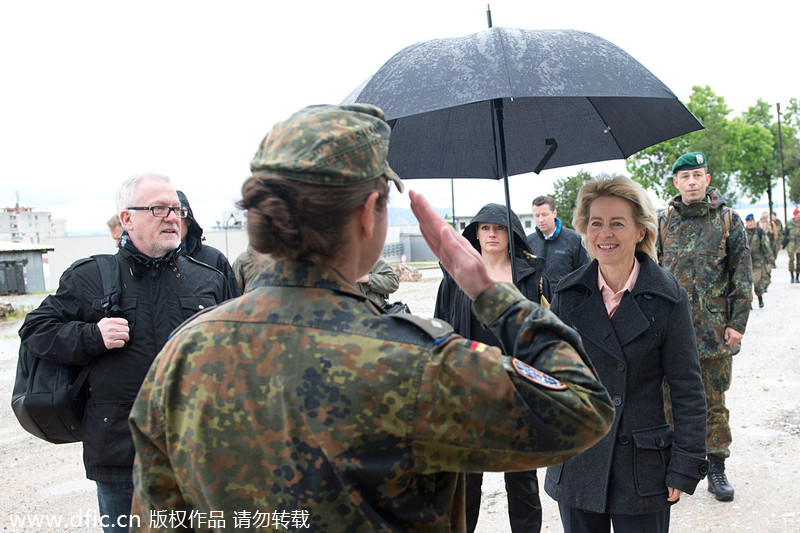 德国女国防部长视察军队 为士兵庆祝生日一起进餐