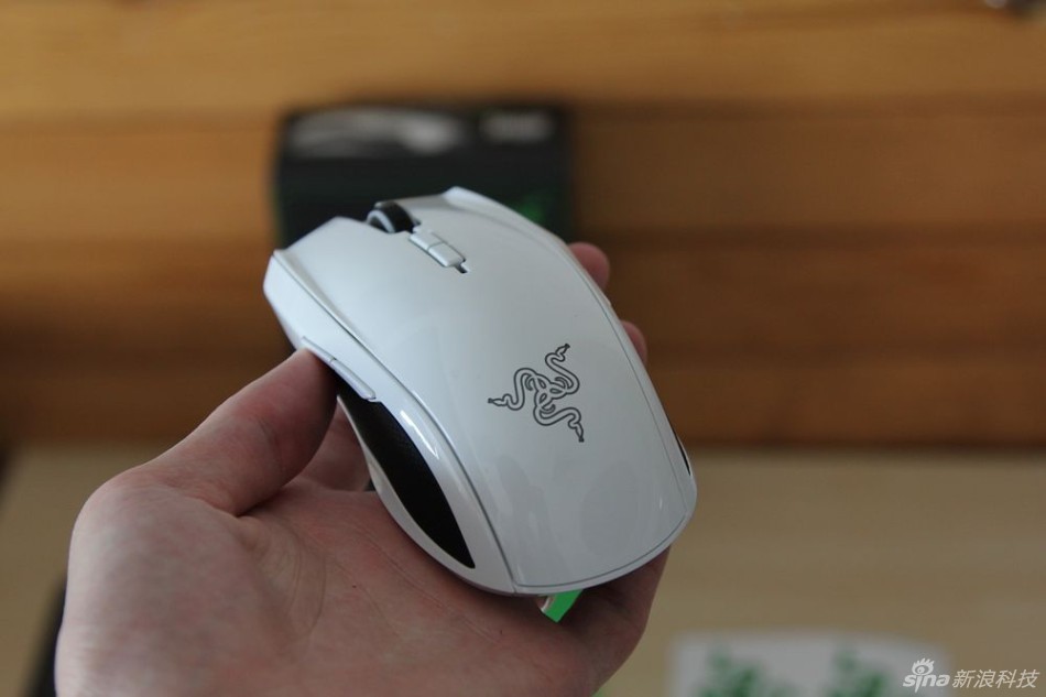 白色控最爱雷蛇太攀皇蛇游戏鼠标实拍图赏