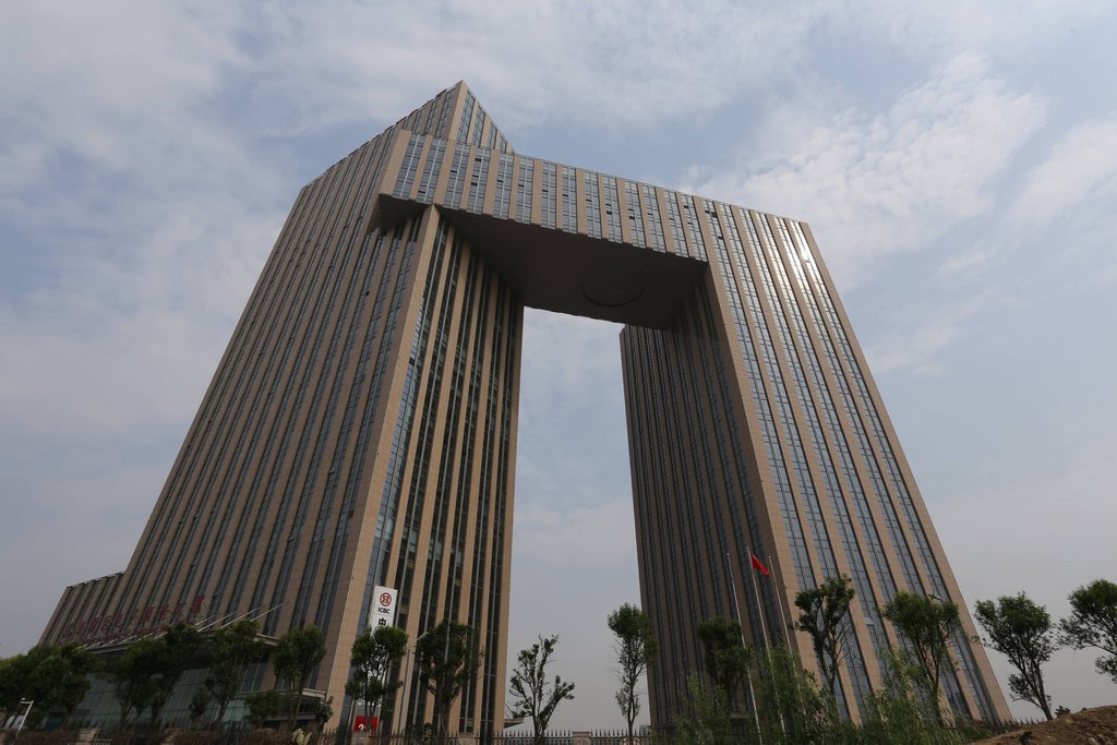 郑州一建筑酷似央视大裤衩遭围观